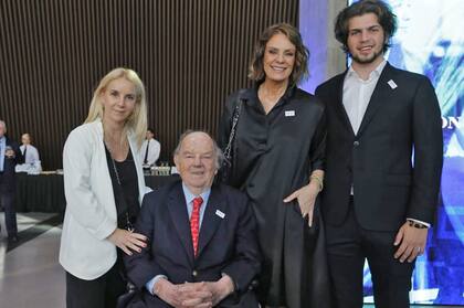 Dolores Mitre, Bartolomé Mitre, Nequi Galotti y Santos Mitre, en la celebración por los 150 años de LA NACION