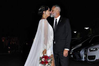 El beso entre Romina Pereiro y Jorge Rial