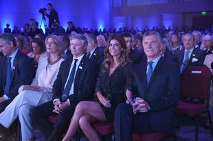 El presidente, Mauricio Macri, y la primera dama, Juliana Awada. A su lado, Julio Saguier, presidente de S.A. LA NACION