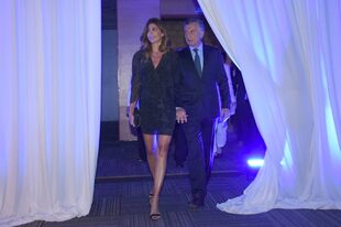 La entrada de Juliana Awada y Mauricio Macri al auditorio del Centro de Convenciones de Buenos Aires