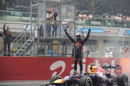 Sebastian Vettel celebra el tetracampeonato de Fórmula 1 sobre Hungry Heidi, el nombre que con el que bautizó al modelo RB9 de Red Bull Racing