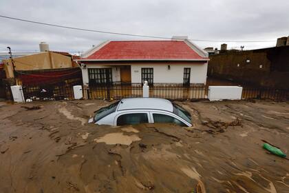 Lluvias torrenciales y aludes sin precedentes, cubrieron la ciudad de Comodoro Rivadavia de agua y barro, provocaron graves daños materiales y miles de familias fueron afectadas. Foto: Ricardo Pristupluk