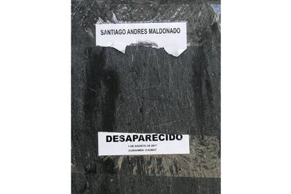 Restos de afiche en reclamo por la aparición con vida de Santiago Maldonado en la localidad de Esquel. Chubut, Septiembre de 2017. Foto: Santiago Hafford