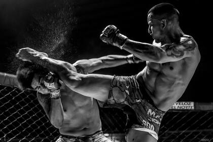 Vctor Cabrera da una gran patada a José Hinojosa en el evento de MMA Invictus Fighter en el Estadio Delmi de Salta Capital. Junio de 2017. Foto: Javier Corbalán