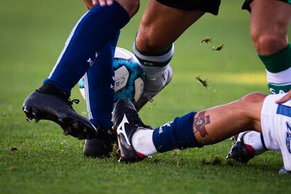 Banfield Vs Godoy Cruz: en la vuelta del futbol Argentino durante la Pandemia del Covid-19, Renzo Tesuri de Godoy Cruz, lucha por el balón dejando ver su tatuaje del Gauchito Gil, 11 de julio