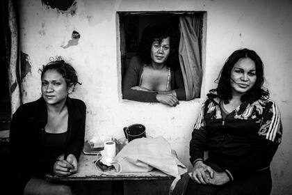 Trabajadoras sexuales inmigrantes en cuarentena por Covid-19 posan para un retrato en el Hotel Tacuarí, en Constitución, el 25 de abril