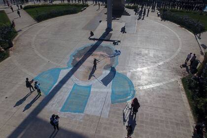 Un enorme mural fue dibujado en el medio de la Plaza de Mayo el día del velorio de Diego Maradona, 26 de noviembre