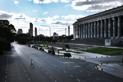 Vista de la avenida Figueroa Alcorta a la altura de la Facultad de Derecho, sin movimiento por las restricciones por el coronavirus, 8 de abril