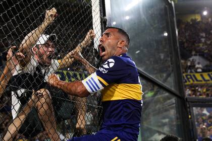 Carlos Tévez festeja su gol durante un partido de la Superliga frente a Gimnasia y Esgrima La Plata, 7 de marzo