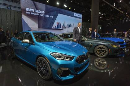 Los representantes de BMW muestran la nueva línea de autos