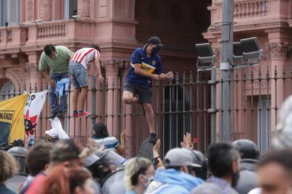 Los hinchas colgados de la reja de la Rosada
