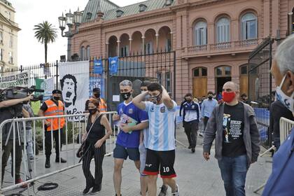 Los hinchas se agarran la cabeza luego de despedir a su ídolo