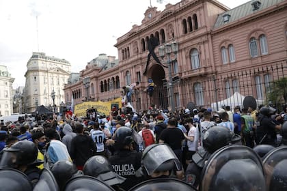 Miles de personas rodean la entrada de la Casa Rosada