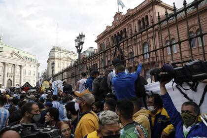 Colgados de la reja los fanáticos quieren entrar a despedir a Diego