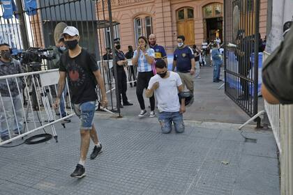 Caminando o de rodillas así salen los que se despidieron de Diego