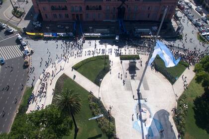 La imagen de Diego plasmada en el centro de la Plaza de Mayo