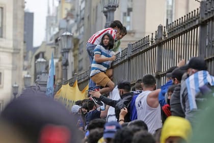 Varios hinchas se colgaron de las rejas