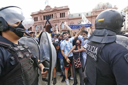 Policías controlan la entrada al velatorio