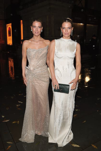 Las mellizas Amelia y Eliza Spencer, sobrinas de
Lady Di, vestidas por Gaurav Gupta