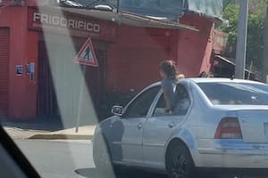 Imprudencia al volante: difunden un video con dos niñas con medio cuerpo fuera del auto en pleno Acceso Oeste