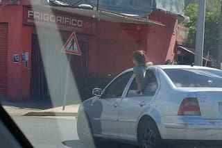 Imprudencia al volante: difunden un video con dos niñas con medio cuerpo fuera del auto en pleno Acceso Oeste