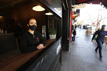 Virginia Cancino espera la llegada de los clientes del mediodía. Las aplicaciones de delivery, dice, les quitan un 30% de las ganancias.