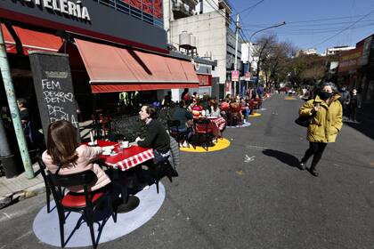 Mesas a la calle con demarcaciones para la distancia social, en la zona de Cabildo y Juramento, en el barrio de Belgrano