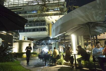 Las mesas al aire libre dan a la Biblioteca