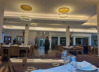 Las mesas, como para más de 100 personas, a las 10 de la mañana estaban preparadas para recibir el servicio de almuerzo