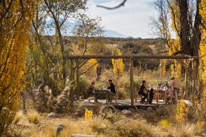 Las mesas de El Paisano junto al cauce del Arroyo Grande, que atraviesa la finca, a media hora de Tunuyán.