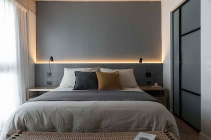 Las mesas de luz de kiri son de Paprika y la ropa de cama de Philomena. Lámparas de pared (Huup). A los pies de la cama, una banqueta de petiribi y soga (Suma Sabia).