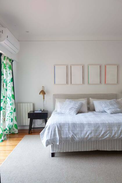 Las mesas de luz y lámparas son de Sol Larrosa. Los cuadros, de Marina Quesada.