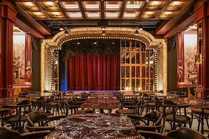 Las mesas de mármol Rosso Levanto y hierro fundido se diseñaron especialmente, igual que las sillas que tienen un diseño clásico pero en un tamaño de butacón.