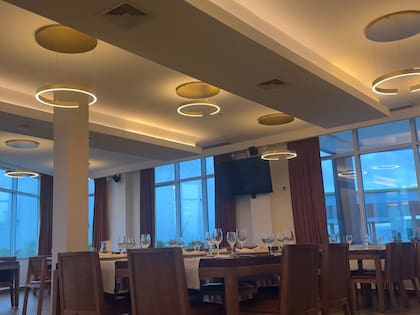 Las mesas del Hotel Deluxe se encuentran vacías