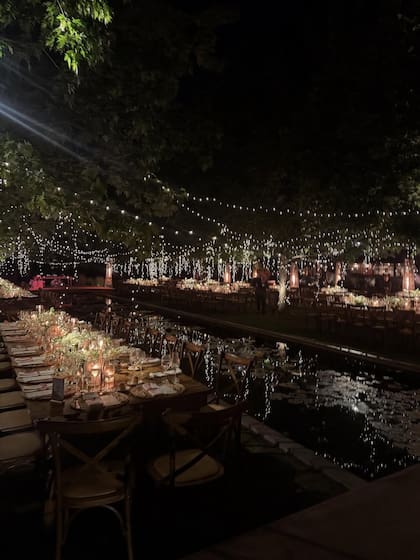 Las mesas dispuestas al aire libre en Exaltación de la Cruz