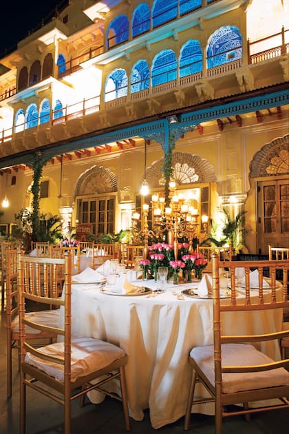 Las mesas, dispuestas en una de las terrazas privadas de palacio, a la luz de la luna.