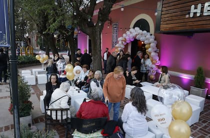 Las mesas dispuestas fuera del bar para el festejo