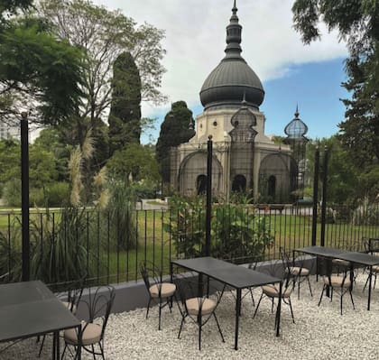 Las mesas en el exterior gozan de la vista al jardín arbolado