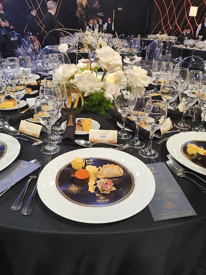 Las mesas en el Salón Pacífico del Hilton, a la espera de los invitados