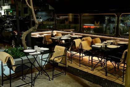 Las mesas en la vereda son muy codiciadas