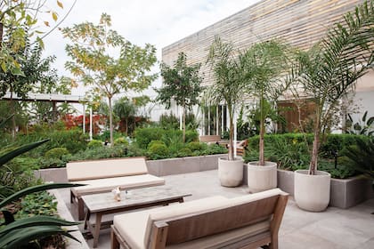 Las mesas entre la vegetación logran privacidad