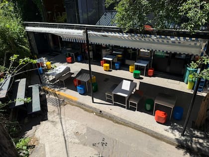 Las mesas exteriores están protegidas del sol