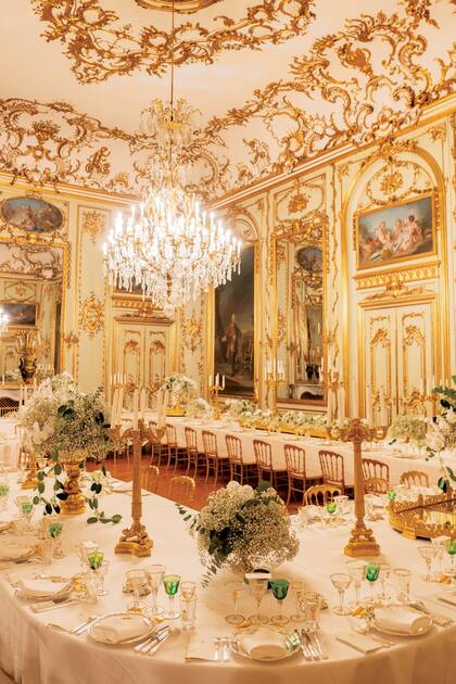 Las mesas fueron decoradas con colores blancos. En esta oportunidad,la reina María ayudó a seleccionar las flores: orquídeas, paniculatas y jazmines del castillo de Fredensborg, que se colocaron sobre los jarrones dorados de la época del rey Federico VI, diseñados en 1830.