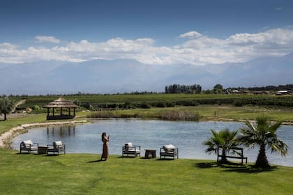 Las mesas que rodean la laguna son
las más cotizadas.
