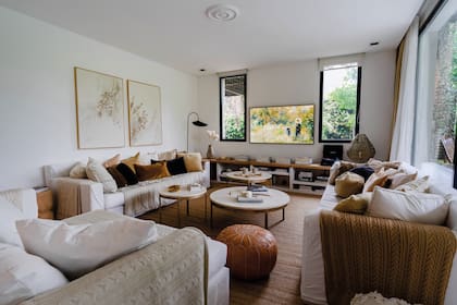 Las mesas ratonas tienen estructura en hierro con tapas de pergamino. Los tonos tierra en textiles (@elpostigo) y velas (@apatheiadeco) dan calidez