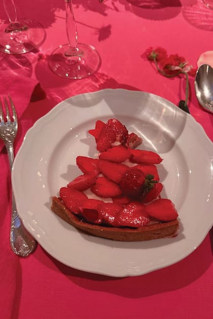 Las mesas redondas para el banquete en el salón del Musée des Arts Décoratifs tenían manteles rojos, a juego con la ambientación. El menú incluyó pollo asado con espárragos y tarta de frutillas.