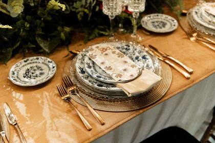 Las mesas se decoraron con la colección de porcelanas Danubio Azul de SCHMIDT, copas de Cristal de A’rques modelo Paris, y sobre cada plato, un menú diseñado por Javier.