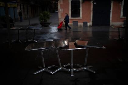 Las mesas vacías en un Bar en Barcelona, España