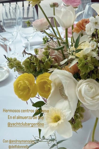 Las mesas, vestidas con manteles blancas, estaban decoradas con flores amarillas, blancas y rosadas.