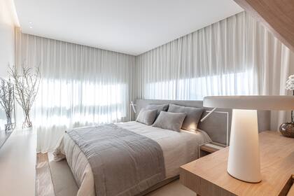 Las mesitas de noche, combinadas en roble y laca visón, son diseño de Estudio Basz. Veladores de Fábrica de Luz.